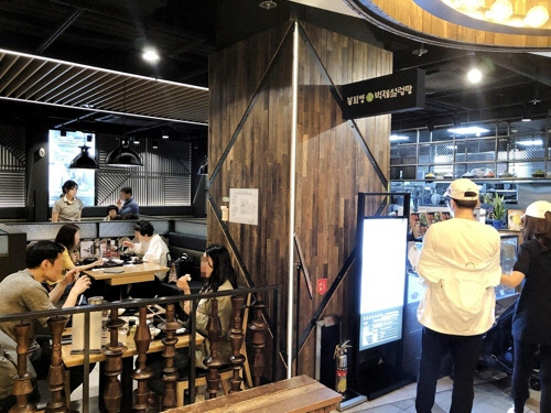 롯데백화점은 5월 한 달간 식당가 방문객 수와 매출이 전년 대비 20%가량 신장했다고 9일 밝혔다. 사진은 잠실점 봉피양.  롯데백화점 제공